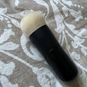 Westman Atelier liquid blender brush - made in Japan